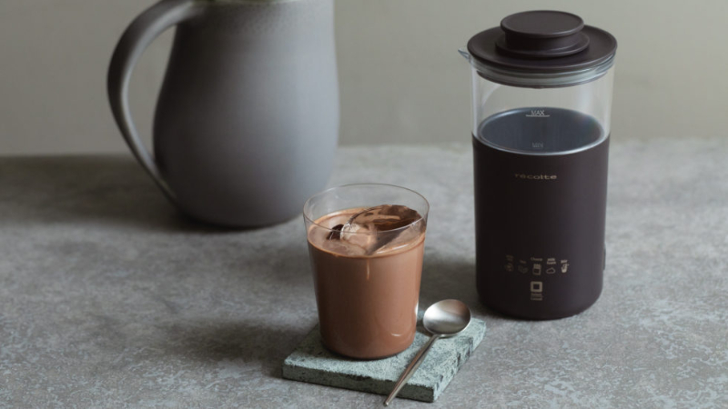 明治与丽克特联名推出巧克力饮料机，一个按键就能简单完成暖身又暖心的巧克力饮